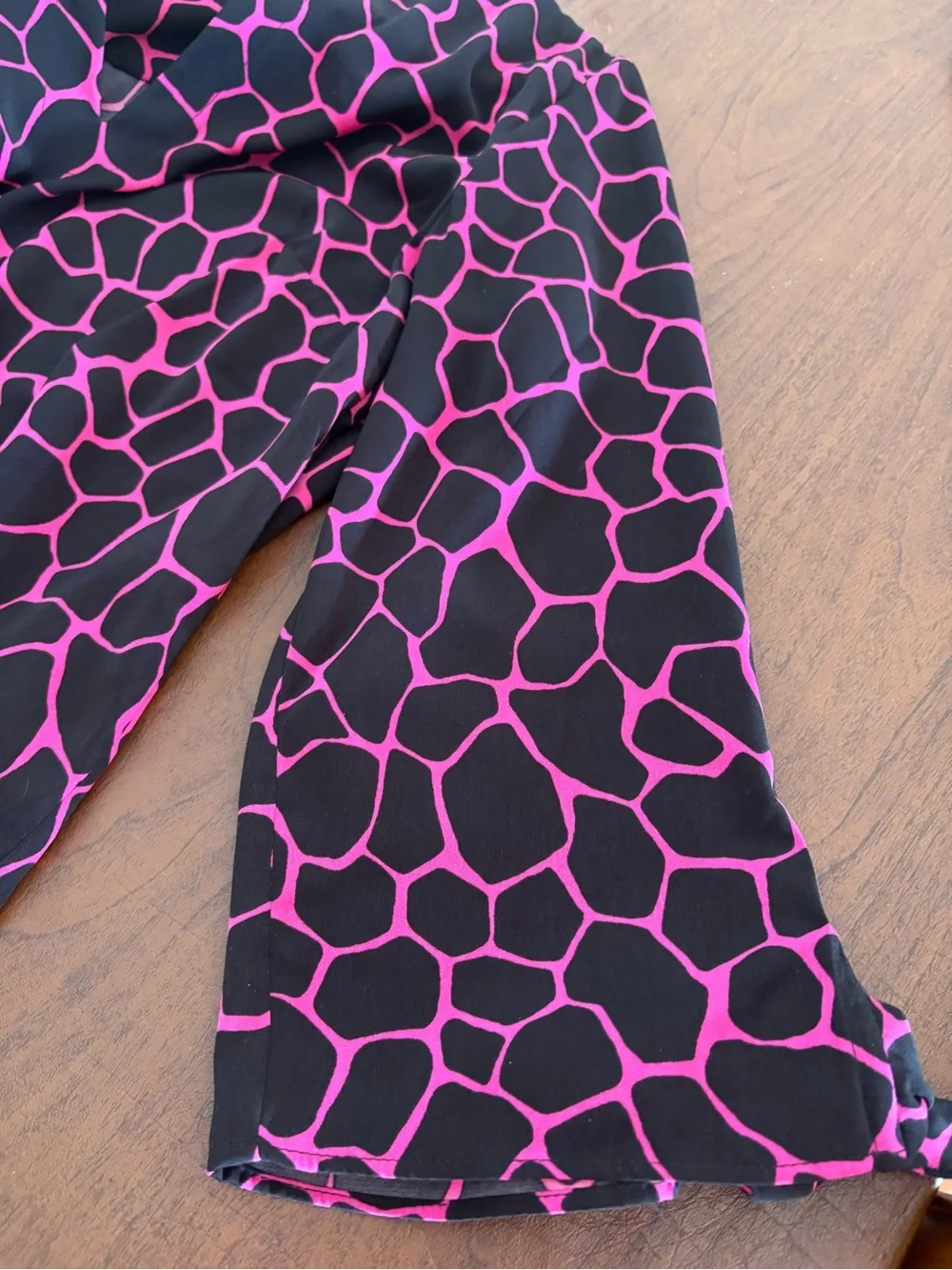 169. Michael Kors Black & Hot Pink Geometric Print Blouse ptp21”L25front27back